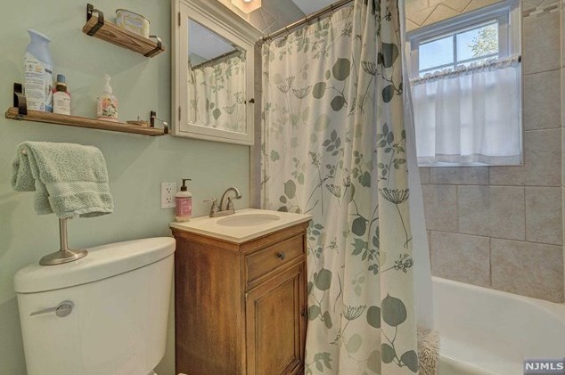 25 Miedama Pl, Midland Pk NJ  07432-1611 exterior