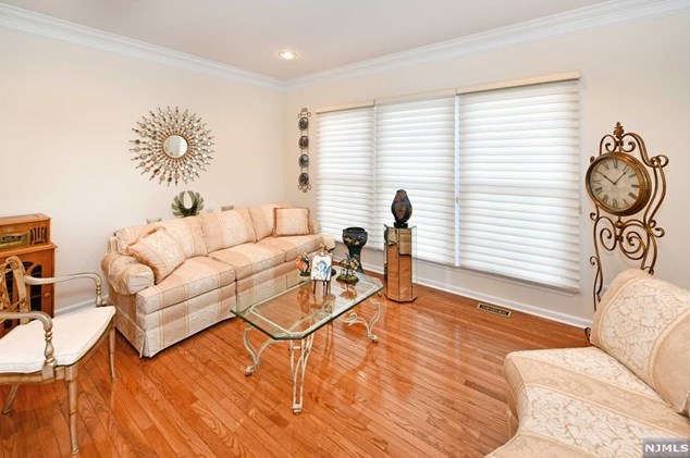 8 Thistle Dr, Paramus NJ  07652-1331 exterior