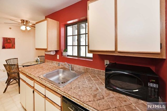 704 Thoreau Ct, Mahwah, NJ 07430