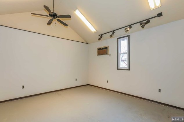805 Hudson Ave, Secaucus NJ  07094-3319 exterior