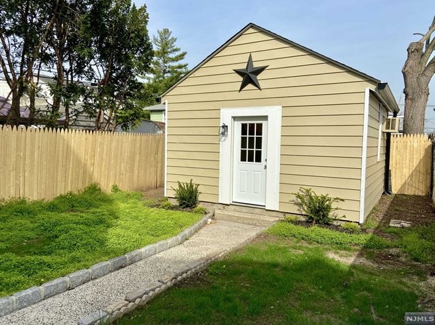 805 Hudson Ave, Secaucus NJ  07094-3319 exterior