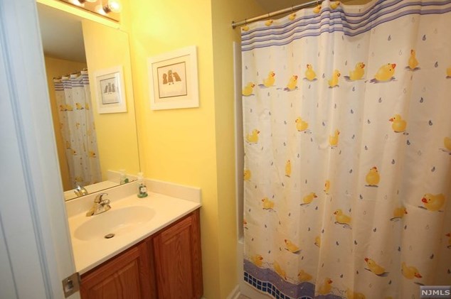 3 Bramble Ct, Hardyston NJ 07419-1240 exterior