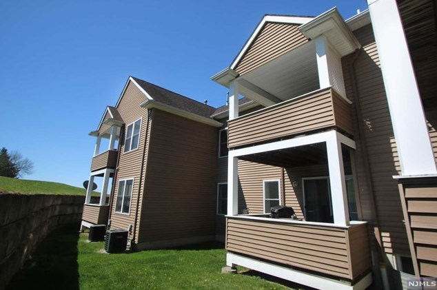 3 Bramble Ct, Hardyston NJ 07419-1240 exterior