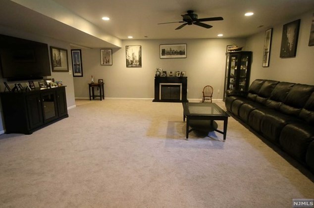 3 Bramble Ct, Hardyston NJ 07419-1240 exterior