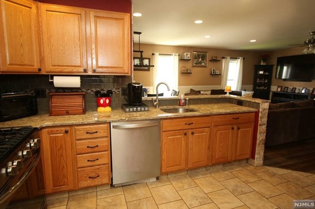 3 Bramble Ct, Hardyston NJ 07419-1240 exterior