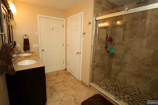 3 Bramble Ct, Hardyston NJ 07419-1240 exterior