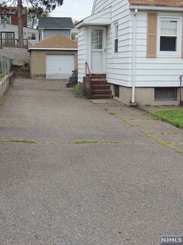 125 Kipp Ave, Elmwood Park NJ  07407-1012 exterior