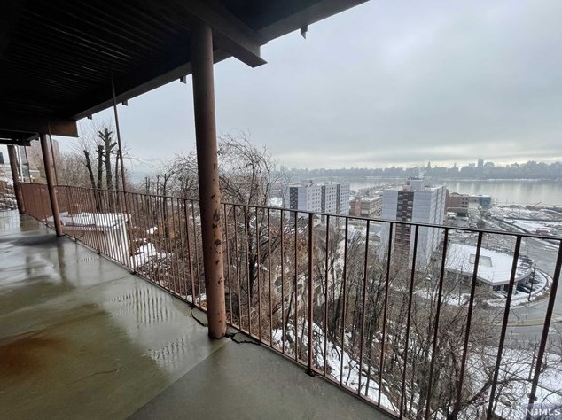 114 Pne St, Cliffside Park NJ 07010-1018 exterior