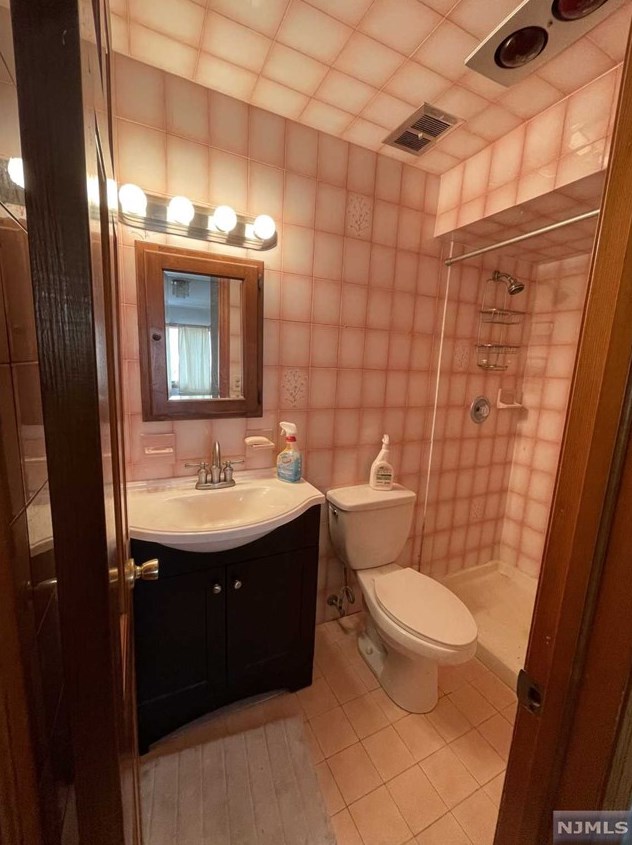 114 Pne St, Cliffside Park NJ 07010-1018 exterior