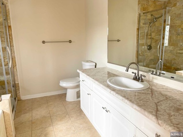 30 Legend Hills Dr, Edgewater NJ  07020-2124 exterior