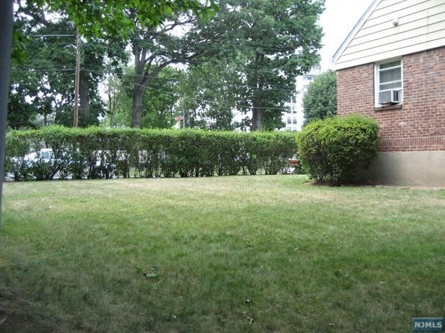 280 Whiteman St, West Fort Lee NJ  07024-5631 exterior