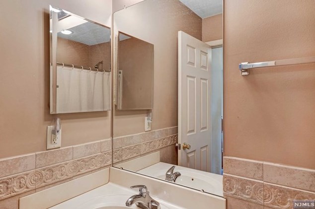 8 Mallard Pl, Secaucus NJ  07094-2930 exterior