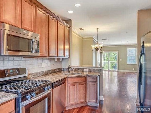 8 Mallard Pl, Secaucus NJ  07094-2930 exterior