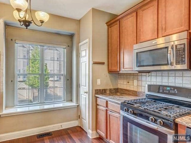 8 Mallard Pl, Secaucus NJ  07094-2930 exterior