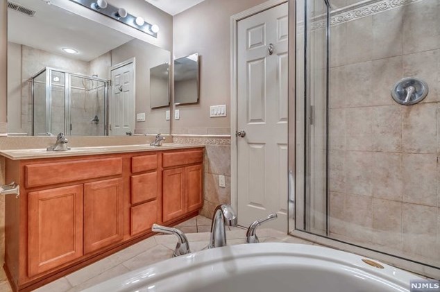 8 Mallard Pl, Secaucus NJ  07094-2930 exterior