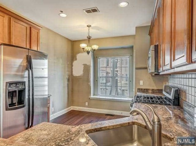 8 Mallard Pl, Secaucus NJ  07094-2930 exterior