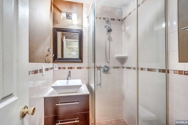8 Mallard Pl, Secaucus NJ  07094-2930 exterior