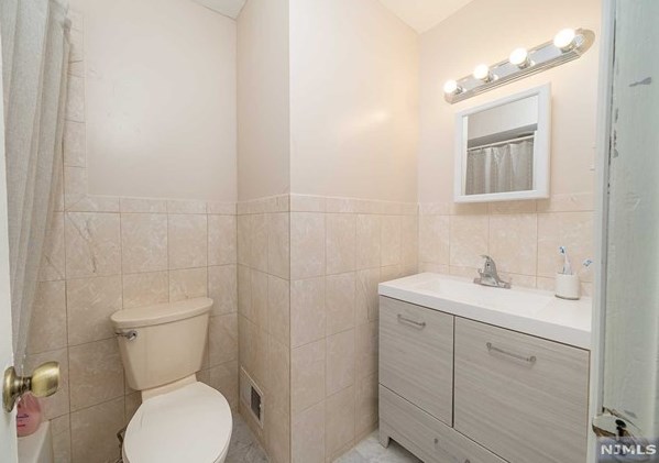 170 Sandcastle Ky, Secaucus NJ  07094-2206 exterior