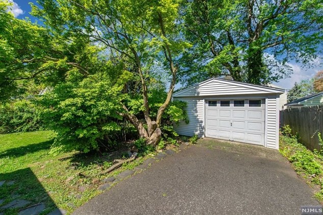 494 Riverside Ter, Rutherford NJ  07070-2616 exterior