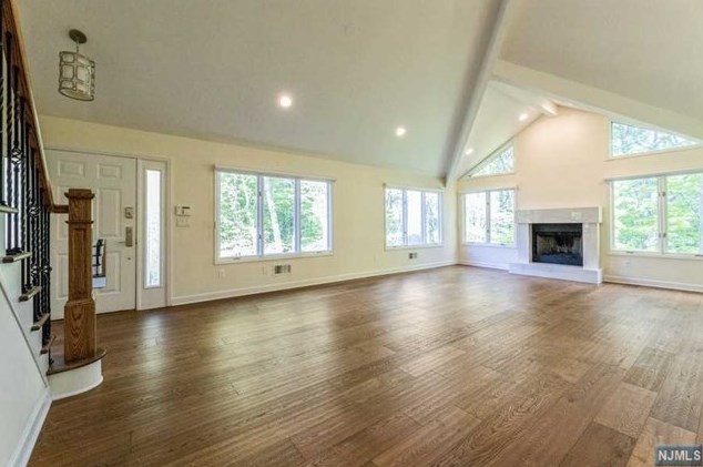 23 Lakeview Dr, Westwood NJ  07675-7072 exterior