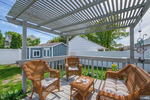 68 Elmwood Dr, Elmwood Park NJ  07407-1712 exterior