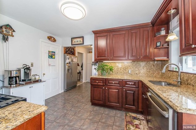68 Elmwood Dr, Elmwood Park NJ  07407-1712 exterior