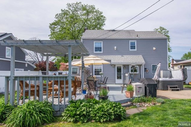 68 Elmwood Dr, Elmwood Park NJ  07407-1712 exterior