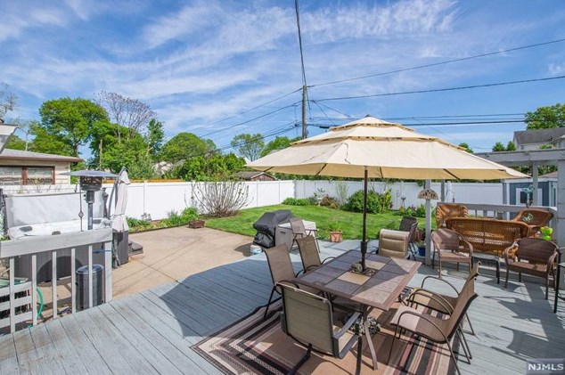 68 Elmwood Dr, Elmwood Park NJ  07407-1712 exterior