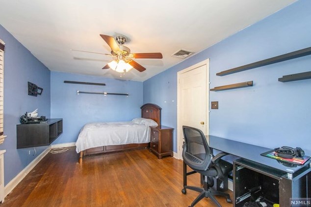 68 Elmwood Dr, Elmwood Park NJ  07407-1712 exterior