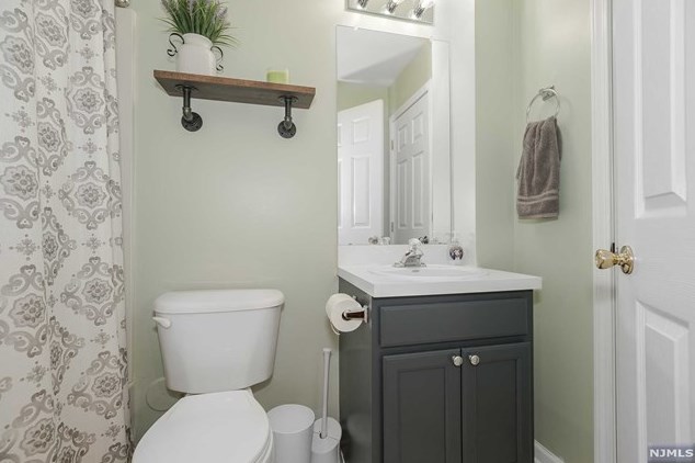 55 Mountainside Dr, Pompton Lakes NJ  07442-1763 exterior