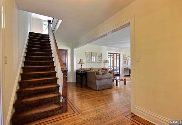 207 Pascack Rd, Park Ridge NJ 07656-1125 exterior