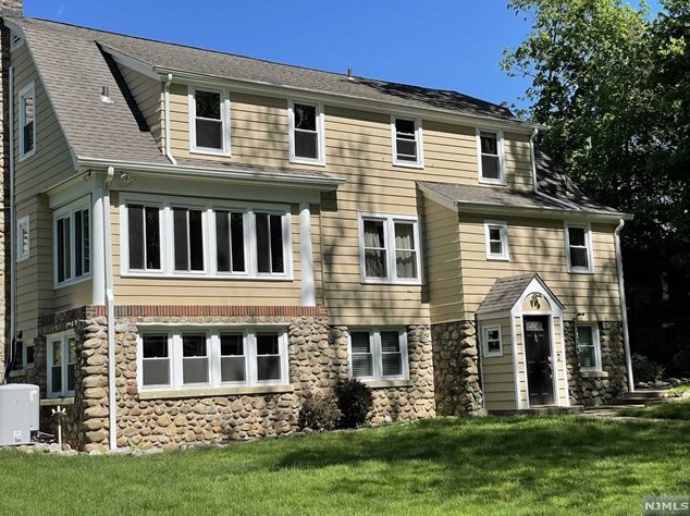 207 Pascack Rd, Park Ridge NJ 07656-1125 exterior