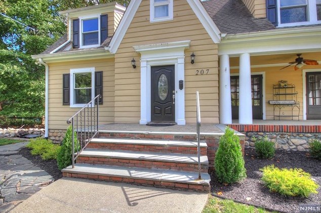 207 Pascack Rd, Park Ridge NJ 07656-1125 exterior
