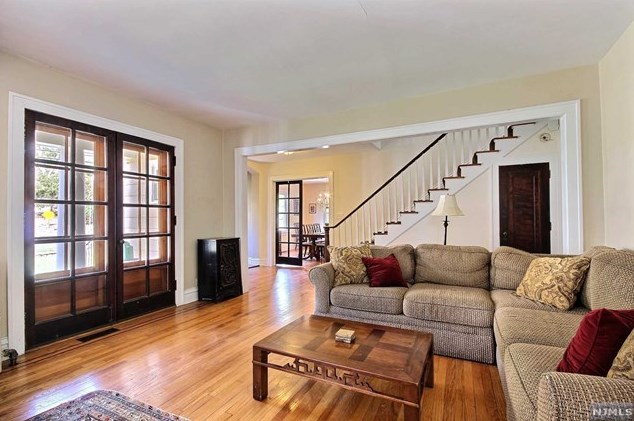 207 Pascack Rd, Park Ridge NJ 07656-1125 exterior