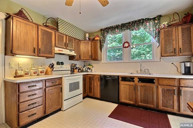 207 Pascack Rd, Park Ridge NJ 07656-1125 exterior