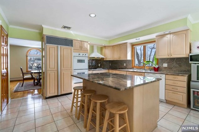 2 State Rt 5, West Fort Lee NJ 07024-4333 exterior