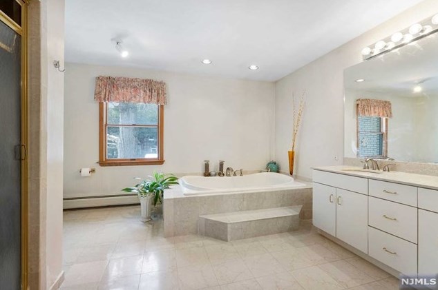 2 State Rt 5, West Fort Lee NJ 07024-4333 exterior