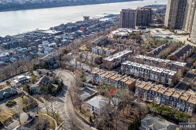 2 State Rt 5, West Fort Lee NJ 07024-4333 exterior