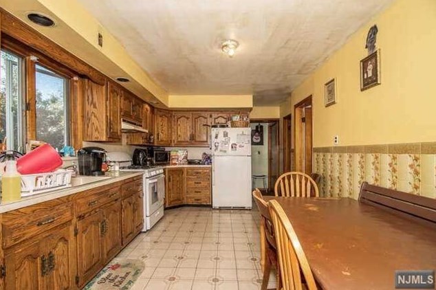 321 Travers Pl, Lyndhurst NJ  07071-2110 exterior