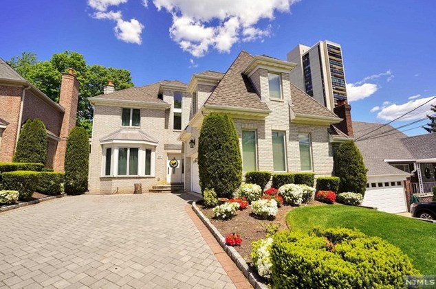 211 Westview Ave, West Fort Lee NJ  07024-5218 exterior