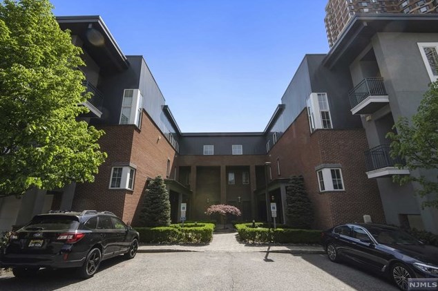 1600 Kaufer Ln, West Fort Lee NJ 07024-6908 exterior