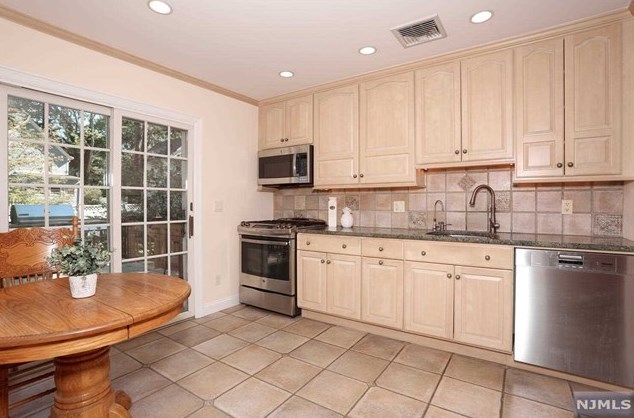 150 Knickerbocker Ave, Hillsdale NJ  07642-1856 exterior