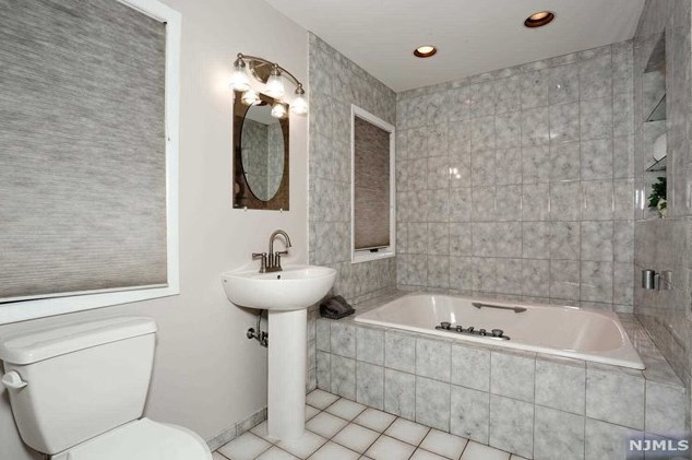 150 Knickerbocker Ave, Hillsdale NJ  07642-1856 exterior