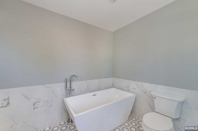 74 Avenue F, Lodi NJ  07644-1912 exterior