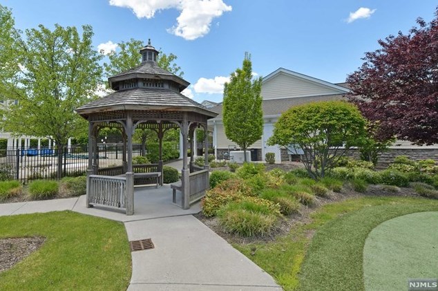 308 Four Seasons Ln, Montvale NJ  07645-1859 exterior