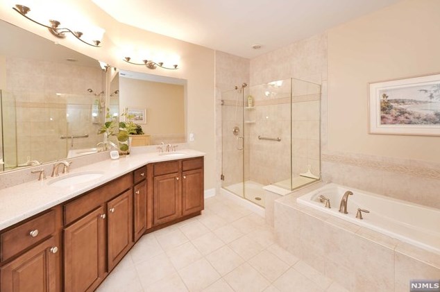 308 Four Seasons Ln, Montvale NJ  07645-1859 exterior