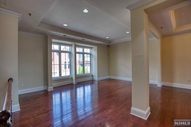 17 Moorings Ln, Edgewater NJ  07020-4301 exterior