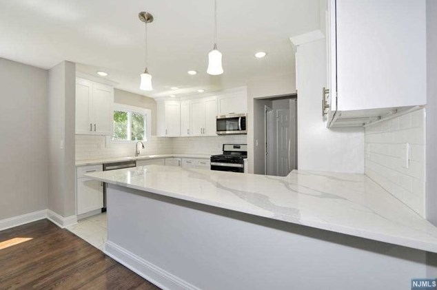 14 Donor Ave, Elmwood Park NJ  07407-1705 exterior