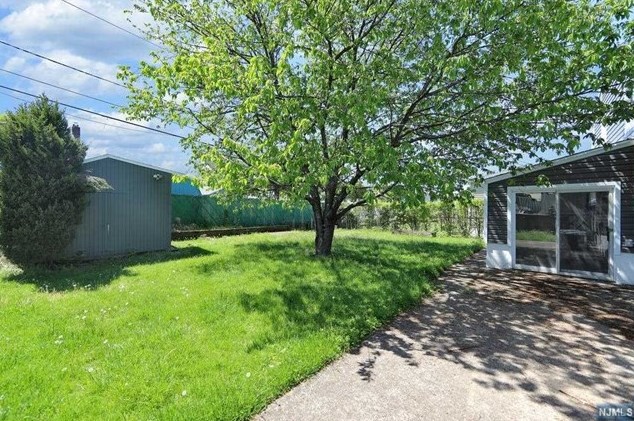 14 Donor Ave, Elmwood Park NJ  07407-1705 exterior