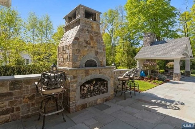 52 Dimmig Rd, Upper Saddle River, NJ 07458